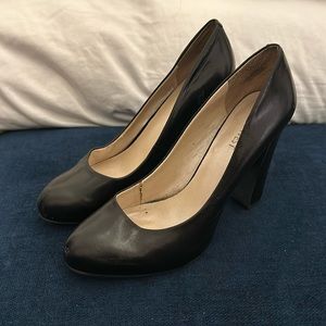 Nine West size 7.5 black patent leather heels